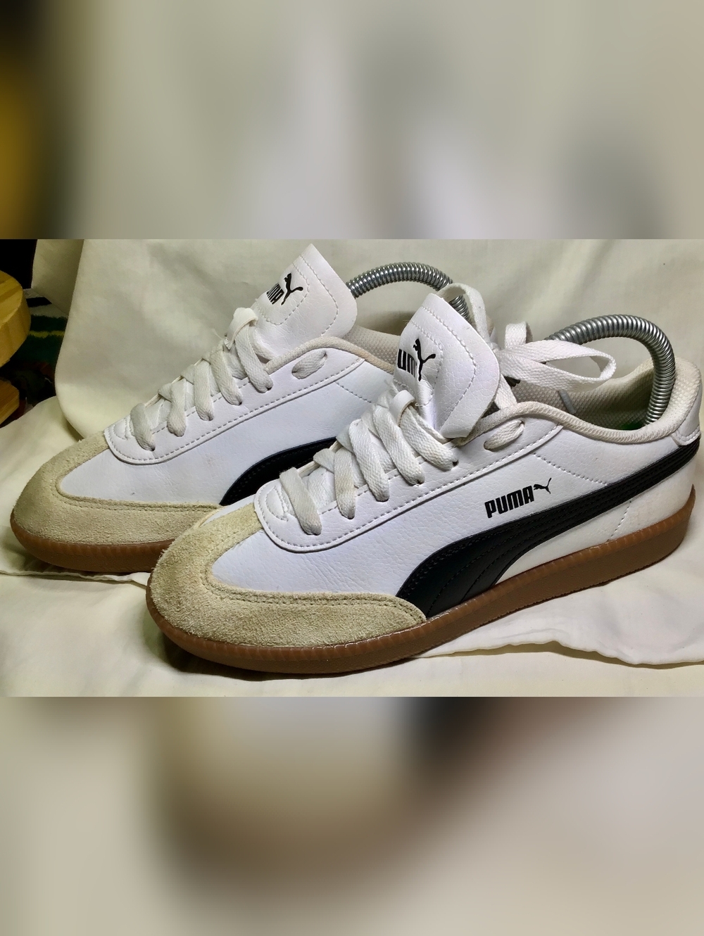 Puma Leather Sneakers White W/ Black Logo Sneakers & Gum Sole Womens Size 8
